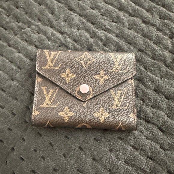 Louis Vuitton Victorine Wallet Monogram Rose Ballerine MI1138 - Picture 8 of 14